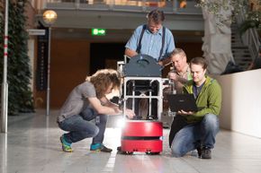 Noen av de involverte demonstrerer cyborgen. Stipendiat Peter Aaser, hovedveileder Sverre Hendseth, stipendiat Martinius Knudsen og masterstudent Jørgen Waløen Foto: Kai T. Dragland/NTNU.