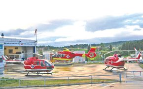 Et EC135 (i midten) sammen med to Bo 105. <i>Foto: Norsk Luftambulanse</i>