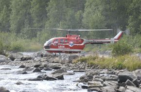 Bo 105 i hover over en elv sommerstid. <i>Foto: Terje Heiestad</i>