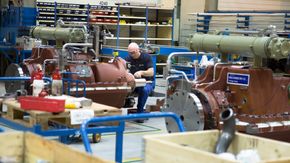 Rolls-Royce produserer gir og propeller i Ulsteinvik. Her fra girproduksjonen. <i>Bilde:  Foto</i>