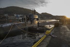 U-32 til kai i Bergen i fjor høst. <i>Foto: Fotograf Morten Wanvik AS</i>