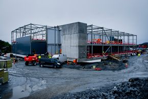 Bygget på Haugsneset ved Kårstø får en grunnflate på 3000 kvadratmeter. Enda et slikt bygg skal reises i forbindelse med neste fase av utbyggingen på Johan Sverdrup-feltet. <i>Foto: Aibel</i>