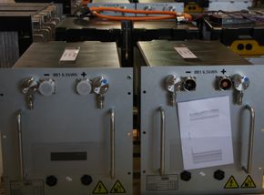 Batteripakker klar for siste sjekk i fabrikken til PBES i Trondheim. <i>Foto: Tore Stensvold</i>