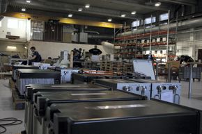Batteripakker i ulike stadier i den foreløpige produksjonslinjen hos PBES i Trondheim. <i>Foto: Tore Stensvold</i>