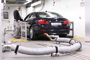 ADAC avgasstester en BMW 530d i 2010. <i>Bilde:  Jens Küsters/ADAC</i>