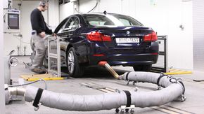 Avgasstesting av BMW 530d i 2010. <i>Foto: Jens KŸsters/ADAC</i>