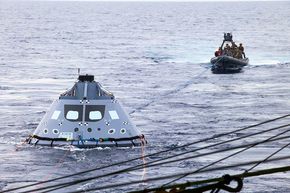 Øvelse: Orion-romfartøyet gjennomgår stadig prøver på bakken. Her trener dykkere fra den amerikanske marinen på bergingsoperasjoner i Stillehavet utenfor California-kysten. <i>Foto: NASA/Bill White</i>