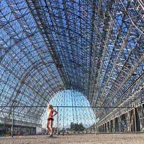 Ringnes fikk tatt et bilde på sin første joggetur forbi hangar 1 på Nasa Research Center.