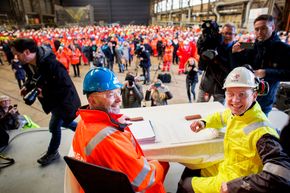 Administrerende direktør i Kværner, Jan Arve Hauan, og Torger Rød i Statoil under signeringen av Njord-kontrakten som inngår i en opprustning av Njord-feltet til 20 år lengre produksjonstid. i tillegg til tilkobling av det nye feltet Bauge. <i>Foto: Marius Knutsen / Sunnhordland</i>