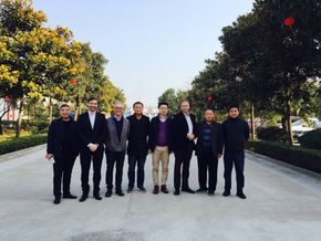 Delegasjonen fra Alfsen &amp; Gunderson, GIEK og Eksportkreditt møtte den kinesiske fabrikanten i februar. <i>Foto: Alfredsen &amp; Gunderson</i>