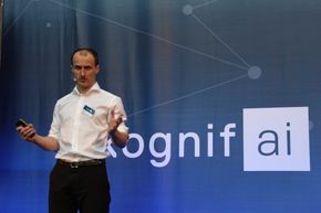 Teknologidirektør i Kongsberg Digital, Christian Møller, på scenen under presentasjonen av Kognifai. <i>Foto: Tore Stensvold</i>