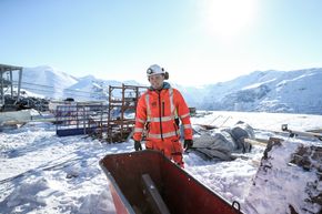 Fire lag: Helge Kroken har jobbet på toppen av Hoven i hele vinter. Han forteller at arbeidsantrekket er undertøy, flis, ullgenser og kjeldress. – Spennende arbeid, og vi har vært heldig mer været, sier han. <i>Foto: Jørn-Arne Tomasgard</i>