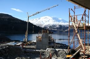 Bygges fortsatt: Dette bygget ved fjorden skal bli stasjonsbygg der busser skal sette av passasjerer som så går på en bro over veien til gondolen. <i>Foto: Jørn-Arne Tomasgard</i>