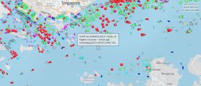 Ankerhåndteringsfartøyet Surf Allamanda ligger over vraket av Thorco Cloud i Singaporestredet. To Moskito-verktøy for fjerning av olje fjernstyres fra skipet av personell fra Miko Marine. Singaporestredet har verdens tetteste skipstrafikk. Symbolforklaring: Rød: Tankskip. Grønn: Lasteskip. Blå: Passasjerskip. Lysblå: Taubåt og spesialfartøy Gul: Hurtigbåter. Prikk betyr at de ligger i ro. <i>Foto: Marine Traffic</i>