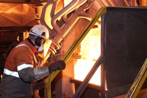 Smelter stål: Rundt 60 prosent av norsk skrapmetall havner i smelteovnene til Celsa Armeringsstål i Mo Industripark. De gjenvinner også biprodukter fra andre bedrifter i industriparken. <i>Foto: Mo industripark</i>