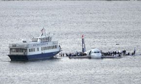 Flere ferger var raskt ved flyet og fikk evakuert alle 155 om bord.   <i>Foto: Scanpix/Reuters</i>