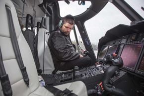 Torstein Sandven, til daglig S-92-pilot og medlem i helikopterutvalget, i AW189-cockpiten. <i>Foto: Industri Energi</i>