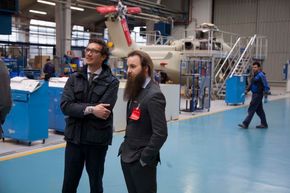 Henrik Solvorn Fjeldsbø (t.h) sammen med en Leonardo-ansatt på AW189-fabrikken. <i>Foto: Industri Energi</i>