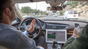 Den israelske Mobileye-teknologien gjør denne bilen selvkjørende. <i>Foto: Mathias Klingenberg</i>