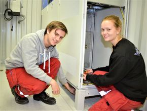 Kristoffer Sjøen og Birgitte Rasmussen, henholdsvis hjelpearbeider og lærling innen automasjon hos WPA. Er her i gang med installasjon av utstyr i en kontainer som skal bli et mobilt landstrømanlegg. <i>Foto: Thomas Førde</i>