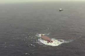 Det kantrede ankerhåndteringsfartøyet Bourbon Dolphin med bunnen i været utenfor Shetland. Åtte personer omkom i ulykken. <i>Foto: HM COASTGUARD/NTB Scanpix</i>