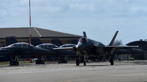 RAF Lakenheath er i dag hjemmebasen til en amerikansk luftving med F-15-fly (t.v). <i>Foto: Airman 1st Class Elijah Chevalie</i>