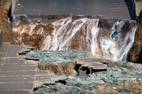 En kollaps ville forårsaket at enorme vannmasser hadde flommet ned gjennom elvedalen nedenfor demningen og føre til oversvømmelser i byene langs elva. <i>Foto: Paul Kitagaki Jr./NTB Scanpix</i>