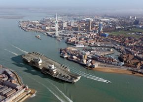 Illustrasjon av HMS Queen Elizabeth som ankommer Portsmouth. <i>Foto: BAE Systems</i>