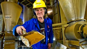 Jan Erik Waade ved Borregaards ligninfabrikk i Sarpsborg viser fram ferdig tørket lignin rett fra spraytørka. <i>Foto: Johnny Helgesen</i>