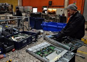 Elektroniske komponenter sorteres manuelt ved avfallsanleggene. <i>Foto: Christian Østergaard</i>
