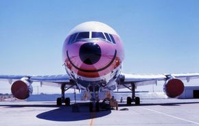 Airbus er selvsagt ikke først ute med flyglis. For eksempel var Pacific Southwest Airlines (PSA), som gikk inn for snart 30 år siden, kjent for sine smilende fly.   <i>Foto: Wikimedia commons</i>