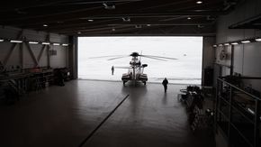 Den nye hangaren i Longyearbyen er dimensjonert for å kunne ta imot AW 101. <i>Foto: Eirik Helland Urke</i>