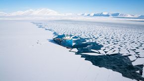 Polarsyssel, sysselmannens skip på Svalbard, ligger ved iskanten. Et oljeutslipp er svært vanskelig å ta hånd om i Arktiske strøk. <i>Foto: Eirik Helland Urke</i>