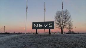 NEVS-logoen lyser nå opp på det tidligere saabskiltet i Trollhättan. <i>Foto: NEVS</i>