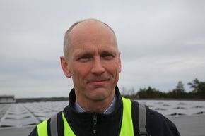 Fusen-gründer Thor Christian Tuv leverte solcelleanlegget på Askos frysetak. <i>Bilde: Jannicke Nilsen</i>