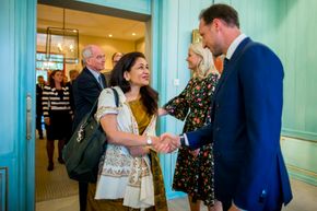 Kronprinsparet ønsker en av årets vinnere av Oslo Business for peace award, Durreen Shahnaz, velkommen til middag på Skaugum dagen før prisutdelingen. <i>Foto: Vegard Wivestad Grøtt, NTB Scanpix</i>