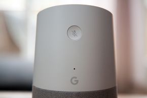 Det er mulig å skru av mikrofonen hvis du ikke ønsker at Google Home skal lytte hele tiden. <i>Foto: Kurt Lekanger</i>