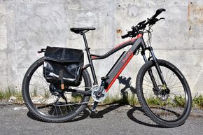 Ble rigget for langkjøring: En slik Buddy Bike ble modifisert med tre batterier for å klare de lange dagsetappene og utstyrt med punkteringsfrie dekk. <i>Foto: Buddy Electric</i>