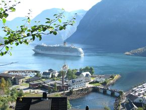 Hellesylt er en av havnene som foreslås bygget ut med landstrøm for cruiseskip. <i>Foto: Arne Inge Tryggestad/Cruise Norway</i>