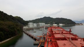 MV Barcarene (2001) laster kaustisk soda i Etajima, Japan. Skipet er på 72.562 dvt. <i>Foto: Torvald Klaveness</i>