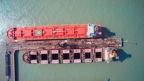 MV Balboa (2016) ved kai med stengte luker. Skipet er på 80.500 dødvekttonn. <i>Foto: Torvald Klaveness</i>