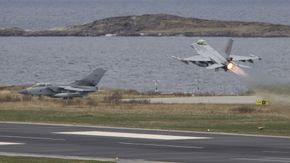 Et norsk F-16 tar av, mens et britisk Tornado står klar til å takse på Bodø flystasjon under ACE 17. <i>Foto: Sigurd Tonning-Olsen / Forsvaret</i>