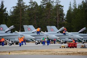 Sveitsiske F/A-18C Hornet på Kallax-basen i Luleå. <i>Foto: Louise Levin/Försvarsmakten</i>