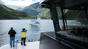 Turistene nyter naturen i stillhet under elektrisk seilas i 8 knop inn Nærøyfjorden til Gudvangen. <i>Foto: Eirik Helland Urke</i>