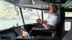 Kaptein John Nauckhoff har byttet ut verdens største cruiseskip med jobb på verdens mest miljøvennlige turistcruiser. <i>Foto: Eirik Helland Urke</i>