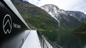 Rederiet The Fjords har planer om å bygge en 100 prosent elektrisk «Vision of the Fjords II». Men det må offentlig støtte og hjelp til å dekke de ekstra 44 millioner kroner det vil koste. <i>Foto: Eirik Helland Urke</i>