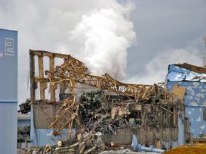 Kraftverket så ut som et utbombet krater dager etter ulykken, blant annet fordi det kom en rekke eksplosjoner i dagene etter tsunamien, da våtgass hadde dannet seg i reaktorbygningen. <i>Foto: Tepco</i>