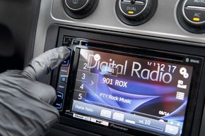 6. Det er ikke sikkert at det originale plastdekslet passer, men radioprodusentene lager nye til de fleste bilmerker. Du kan få et underholdningsanlegg, som i tillegg til å ha DAB+, er mer avansert enn det originale. <i>Foto: NTB Scanpix</i>