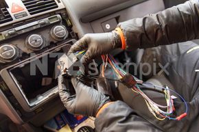 4. Det finnes monteringssett til de fleste biler som inneholder nødvendige tilkoblinger til eventuell rattkontroll, CAN-nus og braketter som trengs til den nye radioen. <i>Foto: NTB Scanpix</i>