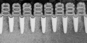 Et elektronmikroskop-bilde av 5 nanometer transistorer laget ved hjelp av silisiumbaserte nano-ark. <i>Foto: IBM</i>